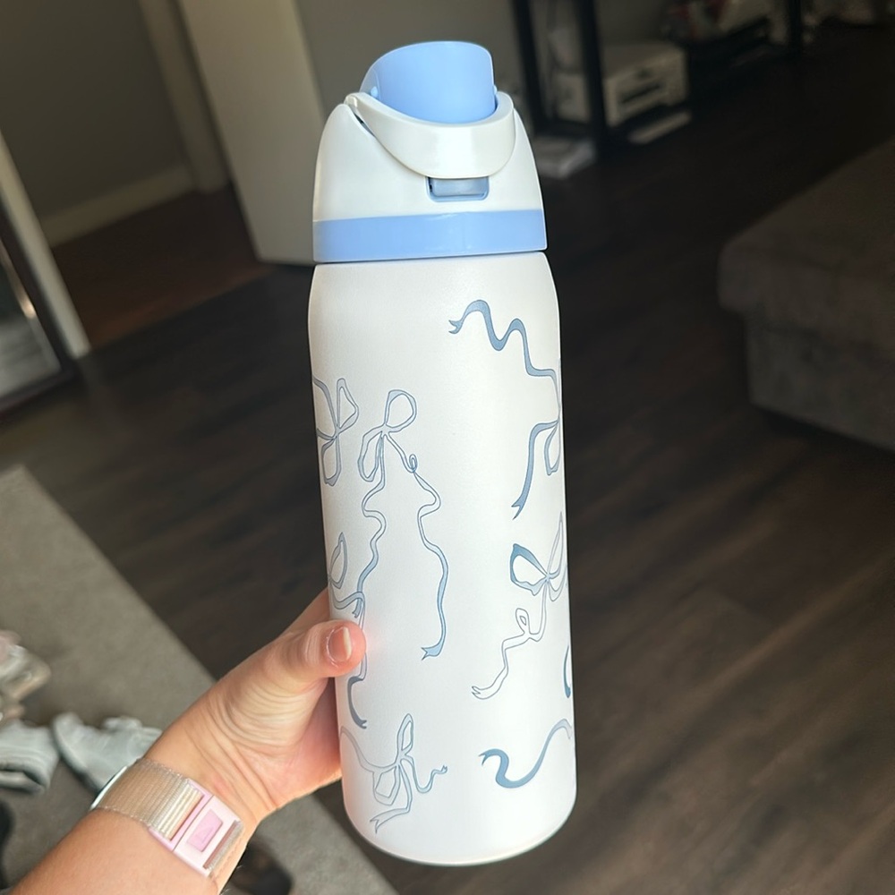 Like the Bowala, Owala, 32 oz FreeSip tied and true.